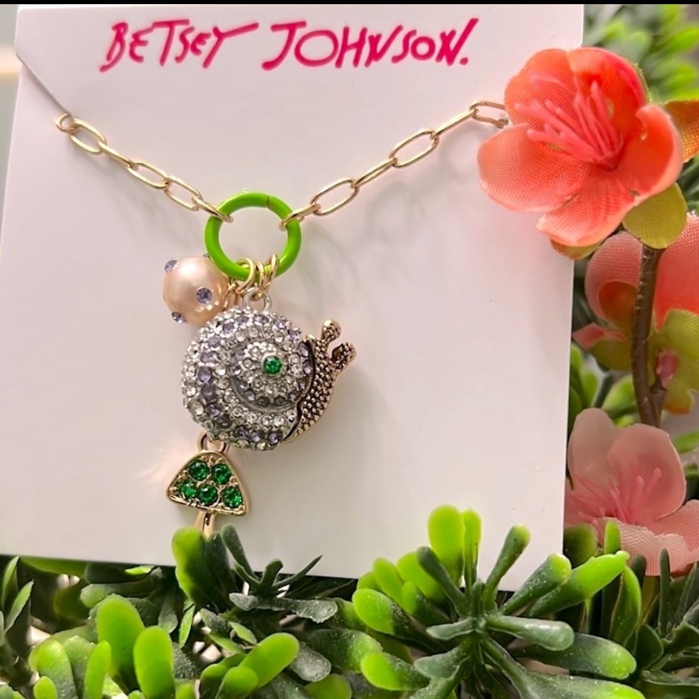 NWT Betsey Johnson Necklace Gold Pendant chain with a dangling 3 charms - Picture 5 of 7